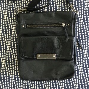 Black leather crossbody thesak